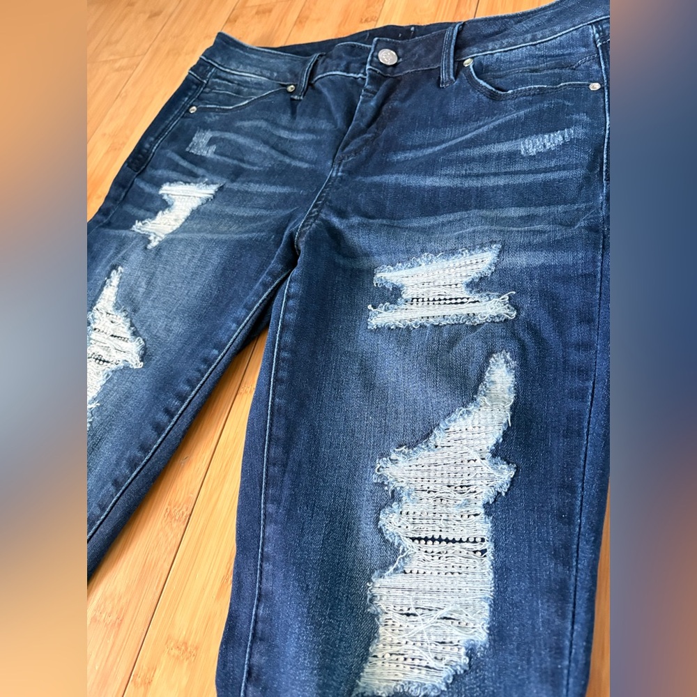 💎 NWOT BEBE Crystal Distressed Jeans 💎